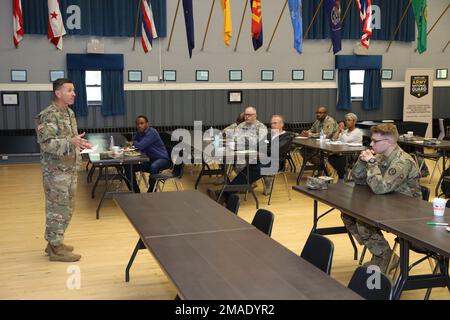 Aumônier (Maj.) Matthew Ortega, aumônier adjoint de la Garde nationale de l'armée du Maryland, donne son allocution d'ouverture aux participants de l'événement de la Maison ouverte de l'aumônier organisé par le MDARNG à la réserve militaire du Camp Fretterd à Reisterstown, Maryland, on 26 mai 2022. Ortega affirme être aumônier du MDARNG depuis 12 ans. Banque D'Images