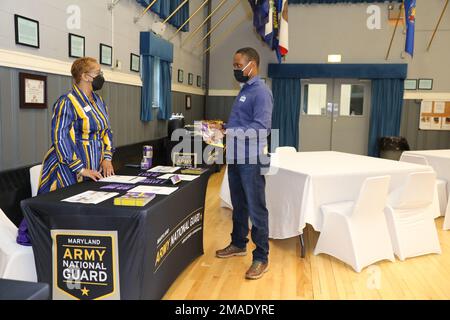 Le révérend Janice Parks, directeur de l'inscription au Séminaire Wesley, à gauche, parle avec le CPS. Emmanuel Ehiabor, réparateur de systèmes informatiques/de détection, Garde nationale de l'armée du Maryland, des possibilités d'éducation dans le ministère lors d'un événement de l'aumônier en Maison ouverte organisé par le MDARNG au Camp Fretterd Military Reservation à Reisterstown, Maryland, on 26 mai 2022. Avant de s'installer en Amérique, Ehiabor a déclaré qu'il était un aumônier dans son pays natal, le Nigeria. Banque D'Images