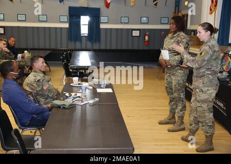 Une séance de questions-Réponses a lieu au cours d'un événement d'aumônerie organisé par la Garde nationale de l'armée du Maryland dans la réserve militaire du Camp Fretterd à Reisterstown, Maryland, on 26 mai 2022. Le but de l'événement était de partager des informations sur la façon de devenir un aumônier dans le MDARNG. Banque D'Images