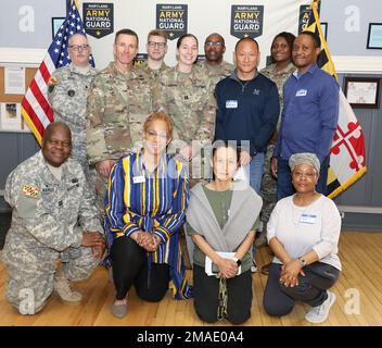 Les participants posent pour une photo de groupe au cours d'un événement de l'aumônier à l'occasion de la journée portes ouvertes organisée par la Garde nationale de l'armée du Maryland au Camp Fretterd Military Reservation à Reisterstown, Maryland, on 26 mai 2022. Le but de l'événement était de partager des informations sur la façon de devenir un aumônier dans le MDARNG. Banque D'Images