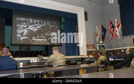 Les participants regardent une vidéo sur le cours de chef d'officiers de base de l'aumônier lors d'un événement de la Maison ouverte de l'aumônier organisé par la Garde nationale de l'armée du Maryland au Camp Fretterd Military Reservation à Reisterstown, Maryland, on 26 mai 2022. Le but de l'événement était de partager des informations sur la façon de devenir un aumônier dans le MDARNG. Banque D'Images