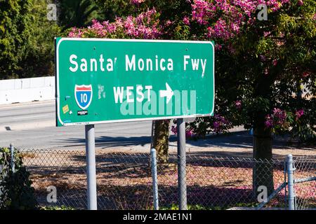 Suivez les panneaux indiquant la direction de Santa Monica Freeway West sur l'Interstate 10. Santa Monica, Californie, États-Unis Banque D'Images