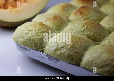 Petits pains à la citrouille. Petits pains doux et boutonnés faits avec de la purée de citrouille à l'intérieur de la plaque de cuisson fraîche du four. Prise de vue sur fond blanc Banque D'Images