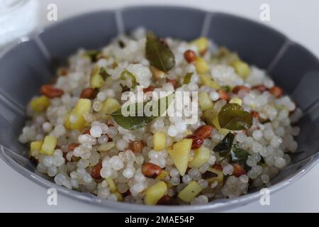 Sabudana khichri est un plat indien fait de perles sabudana ou tapioca trempées. C'est le plat de choix pour une personne observe le jeûne pendant Shivratr Banque D'Images