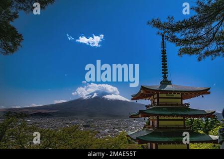 La Pagode Chureito avec le beau Mont Fuji en arrière-plan par une journée ensoleillée Banque D'Images