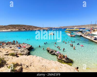 Comino, Malte - 24 août 2020: Vue panoramique depuis l'île Comino sur le lagon bleu. Voyage à Malte. Banque D'Images