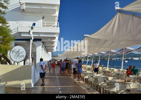 Ibiza, Espagne - 12 juillet 2017: Café del Mar à San Antonio de Portmany sur l'île d'Ibiza. Le Cafe del Mar est un célèbre bar en bord de mer offrant les meilleures vues sur le soleil Banque D'Images