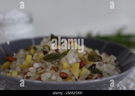 Sabudana khichri est un plat indien fait de perles sabudana ou tapioca trempées. C'est le plat de choix pour une personne observe le jeûne pendant Shivratr Banque D'Images