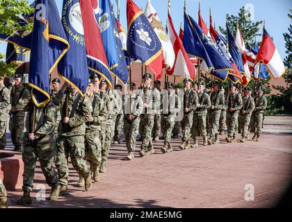 Les soldats affectés à la Division d'infanterie de 4th et au fort Carson défilent comme porteurs de drapeau, 26 mai 2022, à fort Carson, Colorado. La cérémonie a été la dernière de plusieurs événements qui ont eu lieu à l'occasion de la semaine Ivy de cette année Banque D'Images