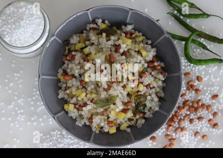 Sabudana khichri est un plat indien fait de perles sabudana ou tapioca trempées. C'est le plat de choix pour une personne observe le jeûne pendant Shivratr Banque D'Images