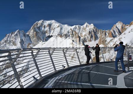 Courmayeur, Italie - 20 février 2020 : plate-forme de Punta Helbronner sur le massif du Mont blanc et les Alpes. Vallée d'Aoste. Banque D'Images