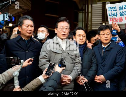 Lee Jae-Myung, 18 janvier 2023 : Lee Jae-Myung (C), chef du principal parti d'opposition, le Parti démocratique de Corée du Sud, s'adresse aux médias lors de sa visite sur le marché traditionnel de MangWon à Séoul, en Corée du Sud, avant les vacances de Seol ou le jour du nouvel an lunaire. Credit: Lee Jae-won/AFLO/Alay Live News Banque D'Images