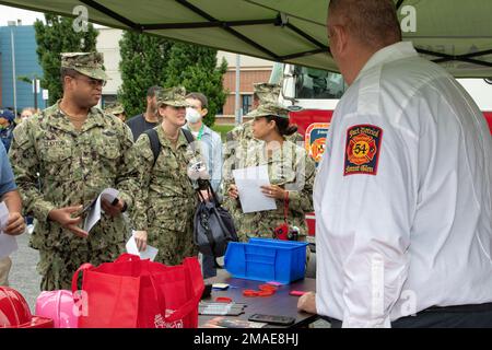 SILVER SPRING, Md (26 mai 2022) – des marins du Centre de recherche médicale navale (CNR) visitent le stand de sécurité-incendie pendant le stand de sécurité-down de l'été. Le CNMV, de concert avec l'Institut de recherche de l'Armée Walter Reed, a tenu le stand de sécurité d'été pour le personnel de commandement. L'événement a comporté une présentation sur la sécurité suivie de démonstrations en plein air par des organisations invitées, notamment le service de parc du Maryland, le service de police du comté de Montgomery et le service d'incendie de fort Detrick/Forest Glen. Banque D'Images