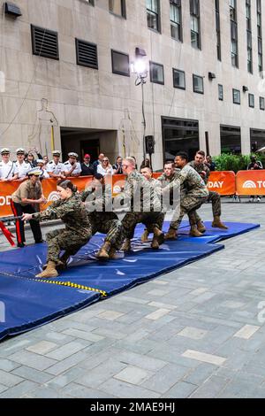 ÉTATS-UNIS Marines et marins participent à une compétition de remorqueurs de guerre sur le Today Show, New York, 26 mai 2022. Dans le cadre de la Fleet week New York 22, la Marines of Special Purpose Marine-Air Ground Task Force New York participe à des événements spéciaux dans toute la ville de New York et dans la région de l'État, mettant en valeur les technologies de service maritime, les innovations futures et les liens avec les citoyens. Fleet week New York réunit plus de 2 000 membres de service du corps des Marines, de la Marine et de la Garde côtière qui offrent des spectacles de groupes en direct, des expositions de véhicules et d'équipement militaires et d'autres projets de relations communautaires. Banque D'Images