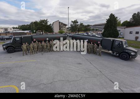 Les aviateurs affectés au 86th Logistics Readiness Squadron posent pour une photo avec leur meilleur vol de gestion des carburants aux États-Unis Prix Air Force Europe à la base aérienne de Ramstein, Allemagne, 26 mai 2022. Les aviateurs de pétrole, d'huiles et de lubrifiants sont responsables de tous les services d'entretien du carburant sur la ligne aérienne, y compris les produits au sol, pour la région de Ramstein. Banque D'Images