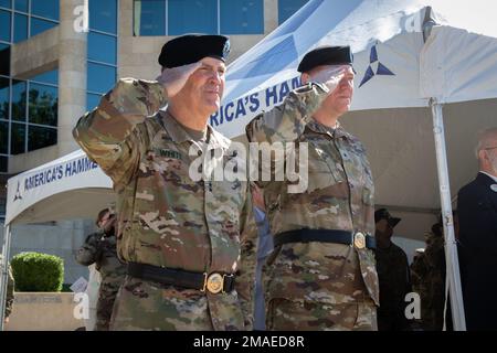 Lgén Robert Pat White (à gauche), Commandant général du III Armored corps, et Brig. Le général Christopher Beck, commandant adjoint entrant de la manœuvre, salue le drapeau à l'extérieur du quartier général du corps III, fort Hood Texas, 26 mai 2022. Beck a été accueilli au cours d'une cérémonie alors qu'il prenait la barre comme le plus récent DCG-M. du corps Banque D'Images