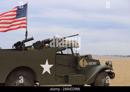 Arromanches, Normandie, France, juin 02, 2019 Un véhicule militaire historique de l'armée américaine de la seconde Guerre mondiale est stationné sur Gold Beach à Arromanches Banque D'Images