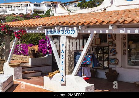 Détail coloré du magasin et objets de l'artisanat sarde à vendre dans la zone piétonne, via Domenico Gentili, à Baia Sardaigne, Sardaigne, Banque D'Images