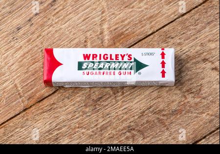 CHISINAU, MOLDOVA - 01 février 2018 : chewing-gum à la menthe fabriquée par Wrigley sur une table en bois Banque D'Images