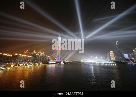 Tour de Guangzhou la nuit avec spots Banque D'Images