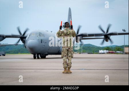 Le dernier C-130-J30, affecté à l'escadre du transport aérien de 130th, taxi après l'atterrissage à la base de la Garde nationale aérienne McLaughlin, W. Virginie, 26 mai 2022. En novembre 2020, les États-Unis Air Force a choisi le 130th AW pour convertir ses huit avions C-130H, que nous avions exploités pendant plus de 25 ans, en une cellule C-130-J30. Au début de 2021, l'unité a envoyé les modèles H à différentes bases partout au pays et a commencé à recevoir les modèles J. Le dernier modèle H est parti en août 2021. Banque D'Images