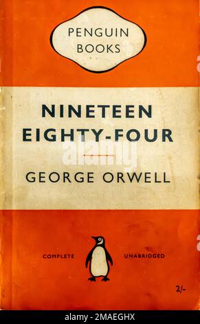 Dix-neuf Eighty-four roman de George Orwell 1949. Édition Penguin Books Banque D'Images