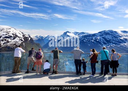 Un groupe de touristes apprécient la vue majestueuse sur les Fjords et Olden depuis le sommet du télésiège Loen avec le bateau de croisière P&O IONA au loin Banque D'Images