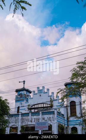 Yogyakarta, Indonésie - 14 janvier 2023: Un vieux bâtiment qui n'a pas été utilisé depuis longtemps, près de la gare de Yogyakarta, sur le bord de la Banque D'Images