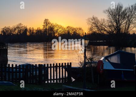 Wargrave, Berkshire, Royaume-Uni. 19th janvier 2023. Coucher de soleil sur la Tamise à Wargrave dans le Berkshire. La Tamise fonctionne très vite et est élevée pour le moment. Une alerte d'inondation demeure en place pour la Tamise à Shiplake, Lower Shiplake et Wargrave. Crédit : Maureen McLean/Alay Live News Banque D'Images