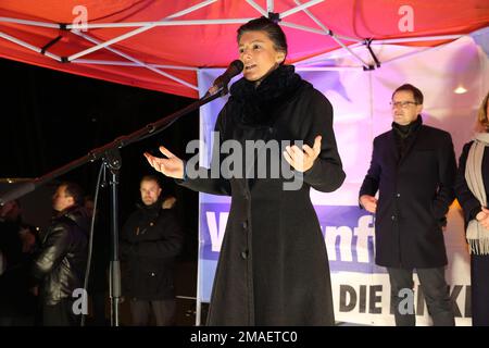 Berlin, Allemagne. 19th janvier 2023. Sahra Wagenknecht (Die Linke) prend la parole lors d'une campagne électorale de l'association de district Tempelhof-Schöneberg du parti de gauche sur Crelleplatz. La répétition des élections à la Chambre des représentants de Berlin est prévue pour 12 février 2023. Credit: Joerg Carstensen/dpa/Alay Live News Banque D'Images