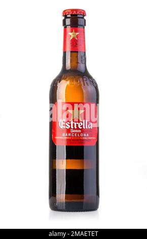 Chisinau, Moldova Mai, 12, 2017: Bouteille de bière Estrella Damm isolé sur fond blanc, la marque est la plus ancienne en Espagne depuis 1876 Banque D'Images