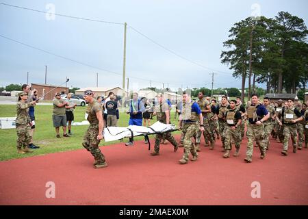 Le Sgt. Commandant Roberto Guadarrama, 165th Brigade d'infanterie, dirige un groupe portant une portée avec un mannequin lors d'un défi 26 mai 2022, Murph au stade Patton. La portée représentait la récupération du corps du lieutenant Michael Murphy qui est mort pendant l'opération Red Wings, en Afghanistan. Le défi a eu lieu en préparation du Memorial Day et a honoré non seulement l'équipe de Murphy, mais tous les membres du service qui ont fait le sacrifice ultime pour la défense de la nation. Banque D'Images