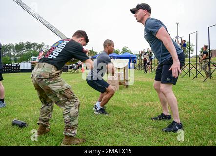 Les soldats affectés à la Brigade d'infanterie de 165th travaillent pour terminer 300 squats pendant une brigade à l'hôte du défi Murph 26 mai 2022, au stade Patton de fort Jackson. Le défi consiste en une course de 1 miles, 100 pull-ups, 200 push-ups, 300 squats et une dernière course d'un mile où chaque participant a reçu une chemise et un patch une fois terminé. La brigade a accueilli la course en préparation du jour du souvenir et pour honorer tous les hommes et toutes les femmes qui ont fait le sacrifice ultime pour la défense de la nation. Banque D'Images