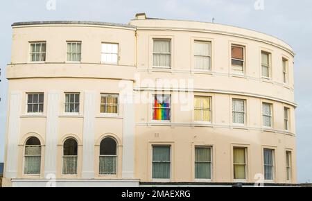 Fenêtres plates avec rideau Cross Street Ryde Isle of Wight 2023 Banque D'Images