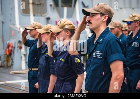 220526-N-TT059-1032 LES marins DE BAHREÏN (26 mai 2022) rendent hommage à bord du destroyer à missiles guidés USS Momsen (DDG 92) à Bahreïn, en 26 mai. Momsen est déployé dans la zone d'opérations de la flotte américaine 5th afin d'assurer la sécurité et la stabilité maritimes dans la région du Moyen-Orient. Banque D'Images