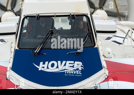 Pilote d'embarcation et copilote en cabine sur le bateau de voyage Hover Island Flyer, Ryde Isle of Wight 2023 Banque D'Images