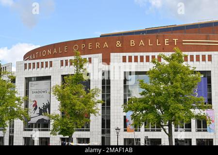 Amsterdam, pays-Bas - août 2022 : vue extérieure de l'Opéra national et du bâtiment du Ballet dans le centre-ville Banque D'Images