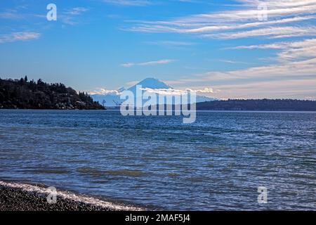 WA22959-00...WASHINGTON - vue depuis le phare de West point sur le bord extérieur d'Elliott Bay jusqu'au port de Seattle et au mont Rainier. Banque D'Images