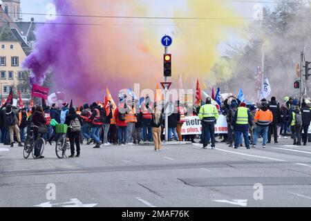 Strasbourg, France. 19th janvier 2023. Journée de manifestation contre la réforme des retraites annoncée par le gouvernement d'Elisabeth borne. Environ 15 000 personnes ont défilé dans les rues de Strasbourg pour manifester. 19 janvier 2022, à Strasbourg, Nord-est de la France. Photo de Nicolas Roses/ABACAPRESS.COM crédit: Abaca Press/Alay Live News Banque D'Images