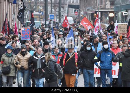 Strasbourg, France. 19th janvier 2023. Journée de manifestation contre la réforme des retraites annoncée par le gouvernement d'Elisabeth borne. Environ 15 000 personnes ont défilé dans les rues de Strasbourg pour manifester. 19 janvier 2022, à Strasbourg, Nord-est de la France. Photo de Nicolas Roses/ABACAPRESS.COM crédit: Abaca Press/Alay Live News Banque D'Images