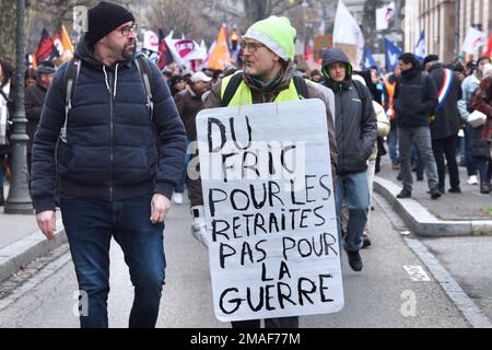 Strasbourg, France. 19th janvier 2023. Journée de manifestation contre la réforme des retraites annoncée par le gouvernement d'Elisabeth borne. Environ 15 000 personnes ont défilé dans les rues de Strasbourg pour manifester. 19 janvier 2022, à Strasbourg, Nord-est de la France. Photo de Nicolas Roses/ABACAPRESS.COM crédit: Abaca Press/Alay Live News Banque D'Images