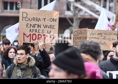 Strasbourg, France. 19th janvier 2023. Journée de manifestation contre la réforme des retraites annoncée par le gouvernement d'Elisabeth borne. Environ 15 000 personnes ont défilé dans les rues de Strasbourg pour manifester. 19 janvier 2022, à Strasbourg, Nord-est de la France. Photo de Nicolas Roses/ABACAPRESS.COM crédit: Abaca Press/Alay Live News Banque D'Images