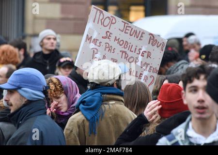 Strasbourg, France. 19th janvier 2023. Journée de manifestation contre la réforme des retraites annoncée par le gouvernement d'Elisabeth borne. Environ 15 000 personnes ont défilé dans les rues de Strasbourg pour manifester. 19 janvier 2022, à Strasbourg, Nord-est de la France. Photo de Nicolas Roses/ABACAPRESS.COM crédit: Abaca Press/Alay Live News Banque D'Images