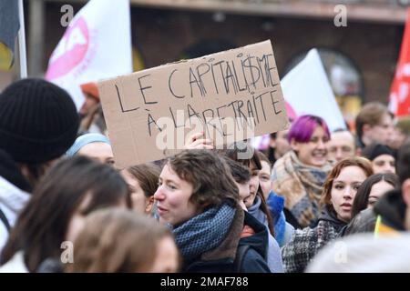 Strasbourg, France. 19th janvier 2023. Journée de manifestation contre la réforme des retraites annoncée par le gouvernement d'Elisabeth borne. Environ 15 000 personnes ont défilé dans les rues de Strasbourg pour manifester. 19 janvier 2022, à Strasbourg, Nord-est de la France. Photo de Nicolas Roses/ABACAPRESS.COM crédit: Abaca Press/Alay Live News Banque D'Images