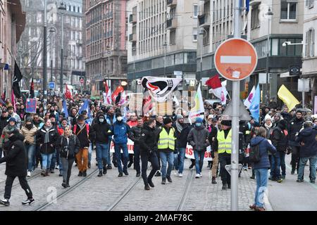 Strasbourg, France. 19th janvier 2023. Journée de manifestation contre la réforme des retraites annoncée par le gouvernement d'Elisabeth borne. Environ 15 000 personnes ont défilé dans les rues de Strasbourg pour manifester. 19 janvier 2022, à Strasbourg, Nord-est de la France. Photo de Nicolas Roses/ABACAPRESS.COM crédit: Abaca Press/Alay Live News Banque D'Images