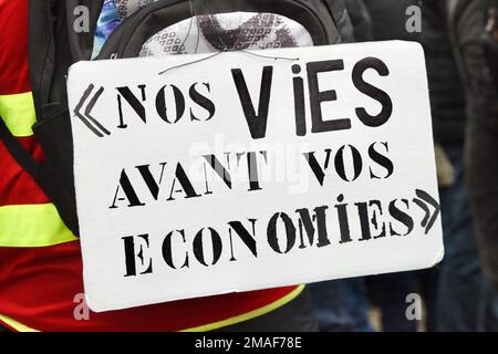 Strasbourg, France. 19th janvier 2023. Journée de manifestation contre la réforme des retraites annoncée par le gouvernement d'Elisabeth borne. Environ 15 000 personnes ont défilé dans les rues de Strasbourg pour manifester. 19 janvier 2022, à Strasbourg, Nord-est de la France. Photo de Nicolas Roses/ABACAPRESS.COM crédit: Abaca Press/Alay Live News Banque D'Images
