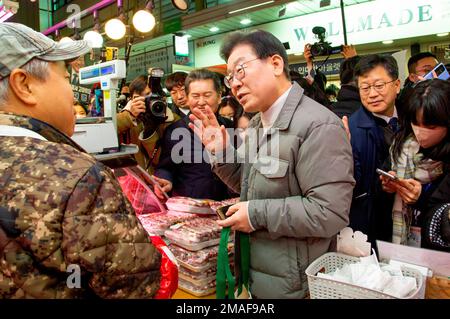 Lee Jae-Myung, 18 janvier 2023 : Lee Jae-Myung (C), chef du principal parti d'opposition démocrate de Corée du Sud, achète de la viande lors de sa visite au marché traditionnel de MangWon à Séoul, en Corée du Sud, avant les vacances de Seol ou les vacances du nouvel an lunaire. Credit: Lee Jae-won/AFLO/Alay Live News Banque D'Images