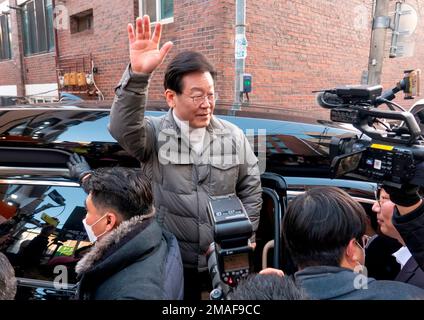 Lee Jae-Myung, 18 janvier 2023 : Lee Jae-Myung, chef du principal parti d'opposition, le Parti démocratique de Corée du Sud, part après sa visite au marché traditionnel de MangWon à Séoul, en Corée du Sud, avant les vacances de Seol ou les vacances du nouvel an lunaire. Credit: Lee Jae-won/AFLO/Alay Live News Banque D'Images