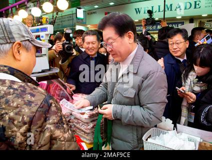 Lee Jae-Myung, 18 janvier 2023 : Lee Jae-Myung (C), chef du principal parti d'opposition démocrate de Corée du Sud, achète de la viande lors de sa visite au marché traditionnel de MangWon à Séoul, en Corée du Sud, avant les vacances de Seol ou les vacances du nouvel an lunaire. Credit: Lee Jae-won/AFLO/Alay Live News Banque D'Images