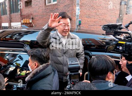 Lee Jae-Myung, 18 janvier 2023 : Lee Jae-Myung, chef du principal parti d'opposition, le Parti démocratique de Corée du Sud, part après sa visite au marché traditionnel de MangWon à Séoul, en Corée du Sud, avant les vacances de Seol ou les vacances du nouvel an lunaire. Credit: Lee Jae-won/AFLO/Alay Live News Banque D'Images